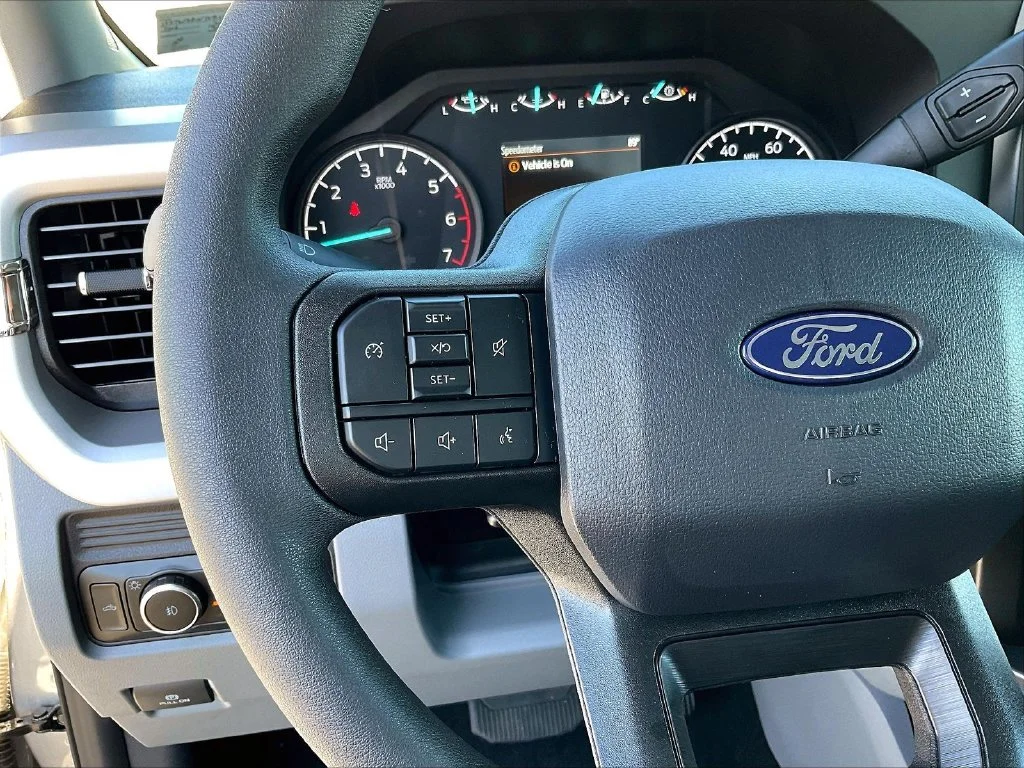 New 2027 Iconic Silver Metallic Ford F-250® XLT image 20