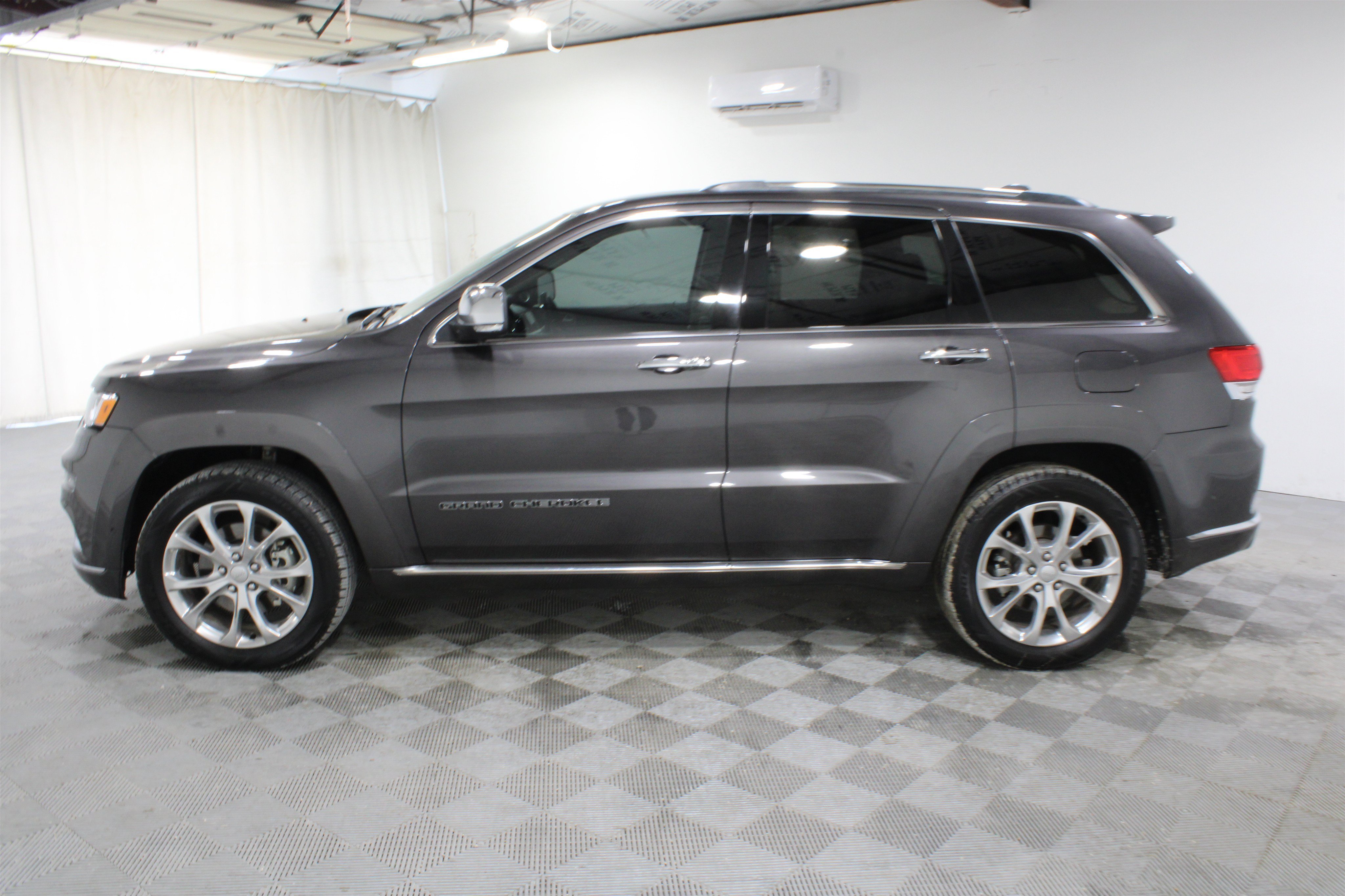Used 2021 Granite Crystal Metallic Clearcoat Jeep Summit image 31