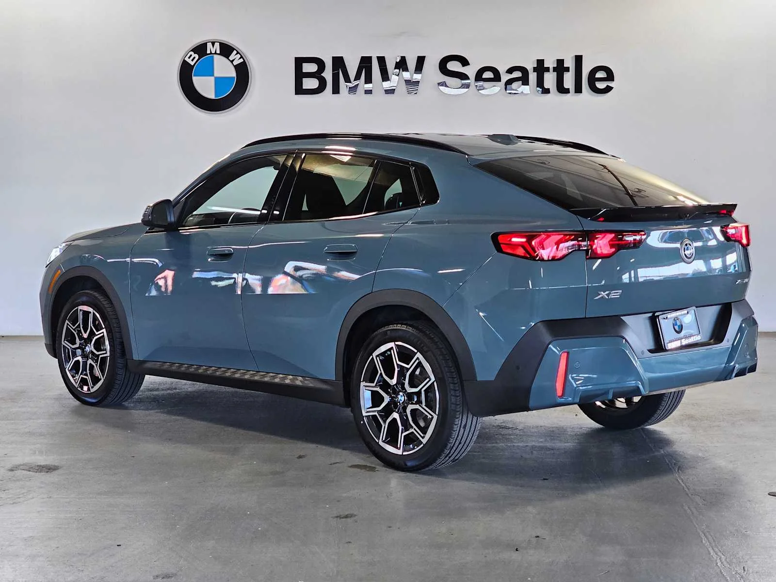Certified Used 2026 Cape York Green Metallic BMW xDrive28i image 4