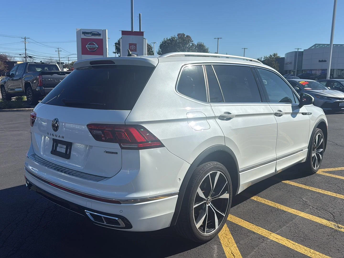 Used 2022 Oryx White Pearl Volkswagen SEL R-Line image 3