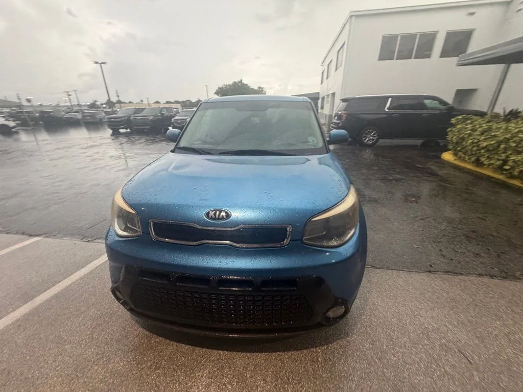 Used 2016 Blue Kia Plus image 2