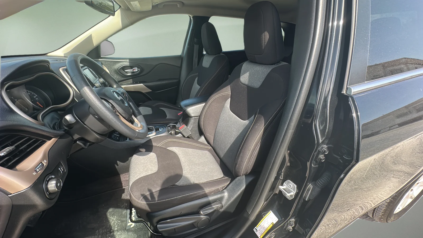 Used 2018 Black Jeep Latitude image 17