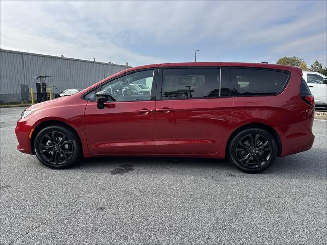 New 2026 Red Hot Pearl-Coat Exterior Paint Chrysler Select image 30