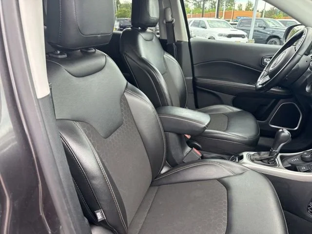 Used 2021 Granite Crystal Metallic Clearcoat Jeep Latitude image 10