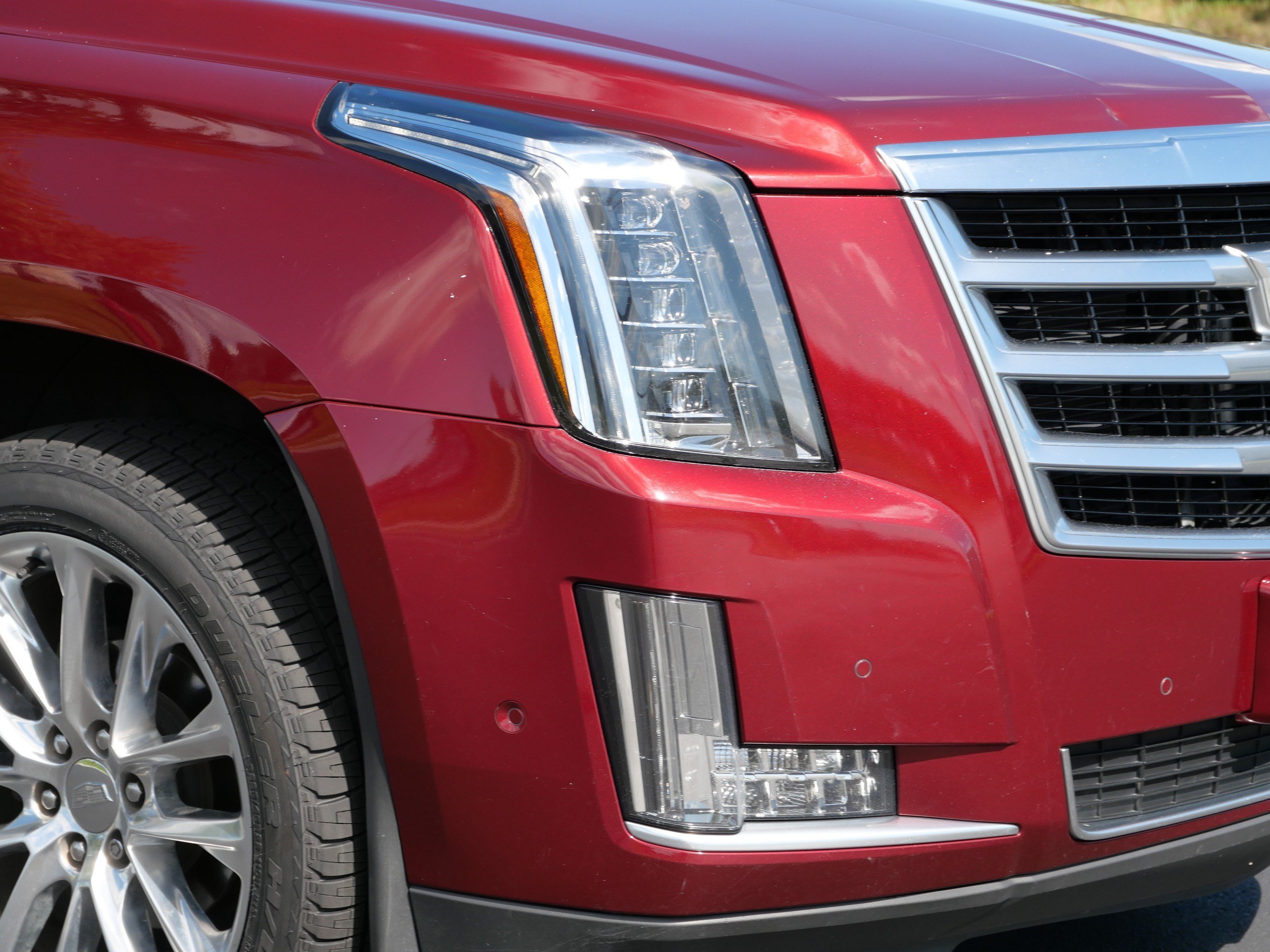Used 2017 RED PASSION TINTCOAT Cadillac Luxury image 16