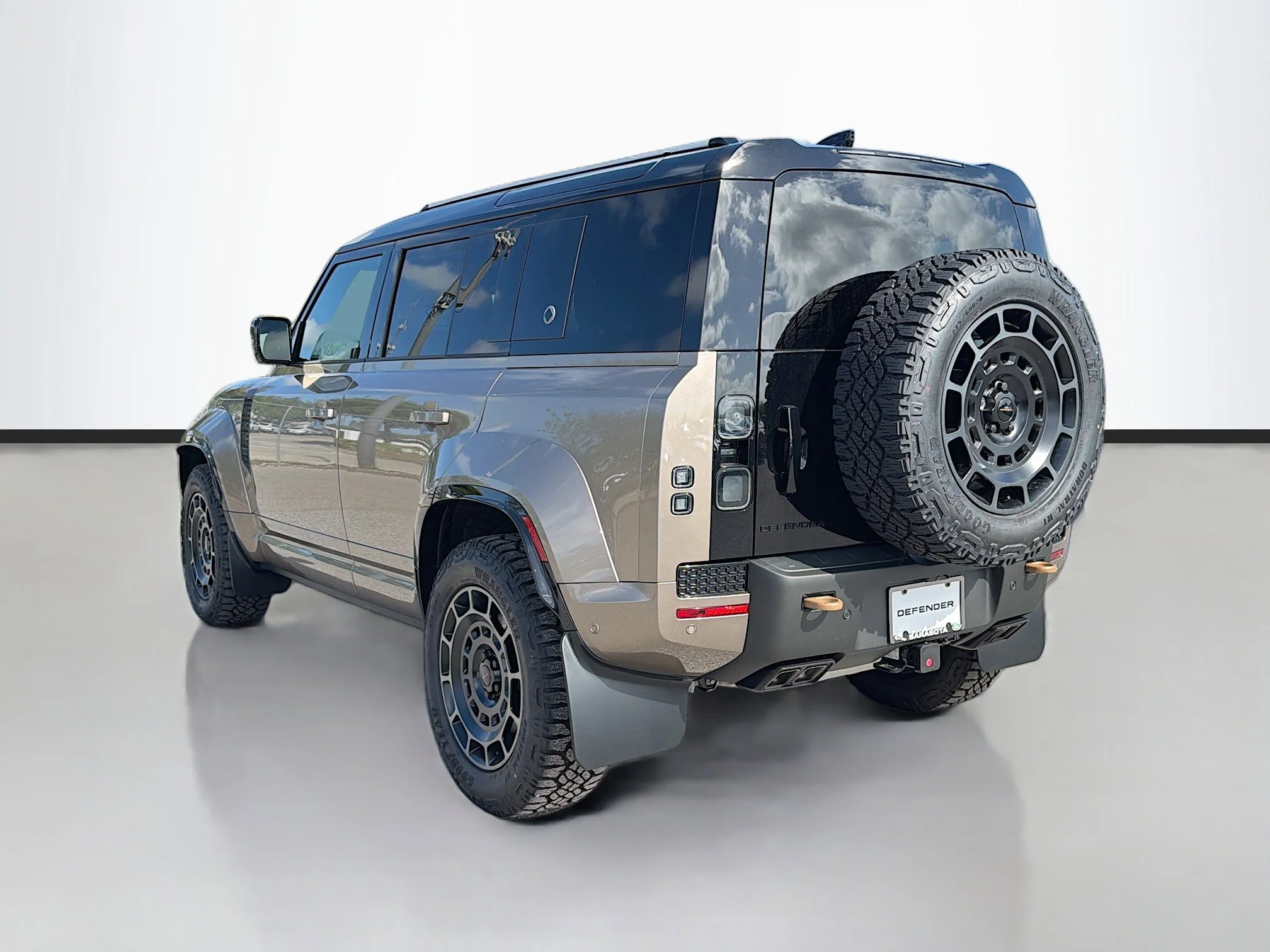 New 2026 Petra Copper Land Rover OCTA image 3