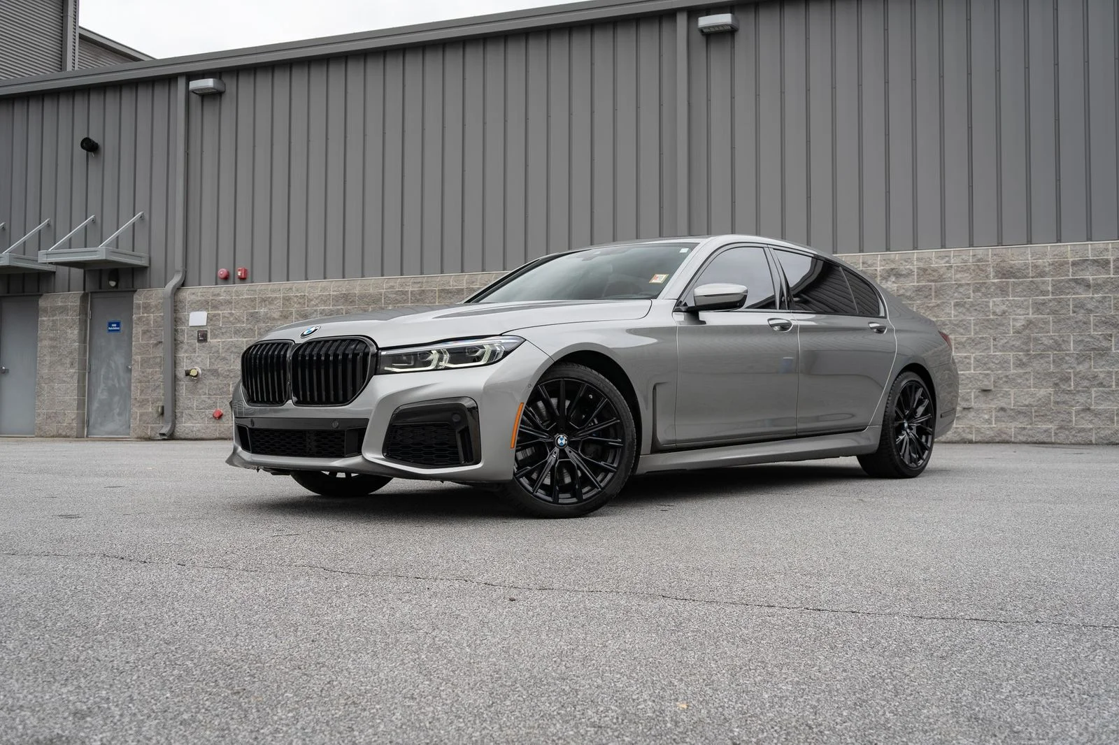 Used 2022 Gray BMW 750i xDrive image 3