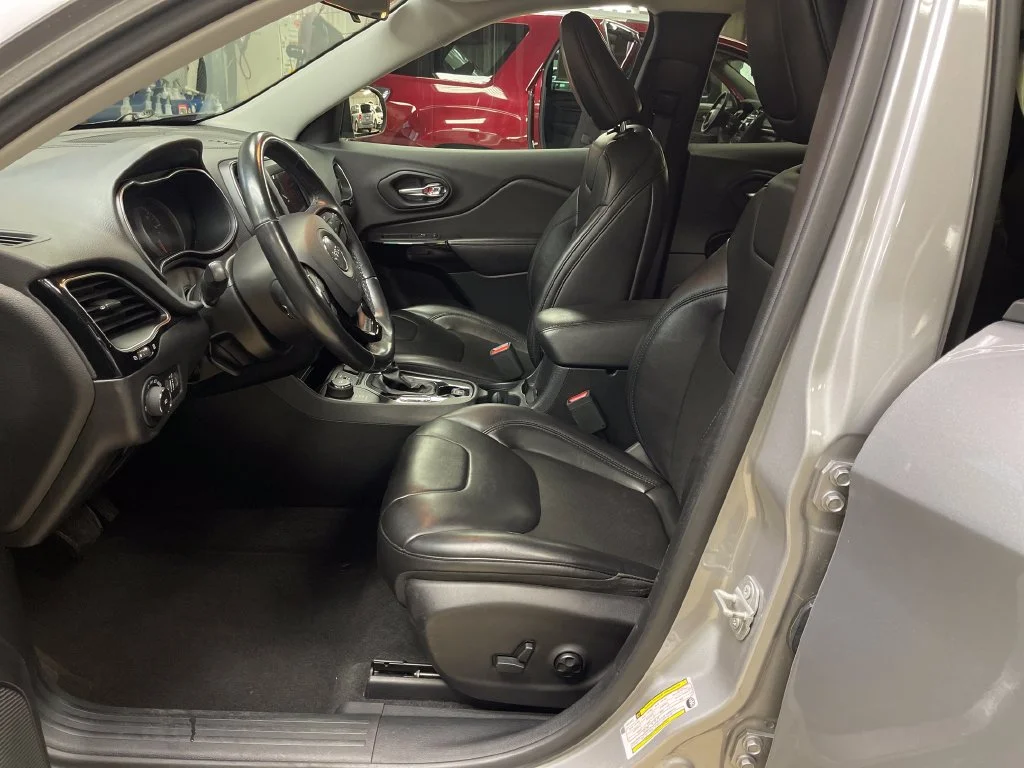 Used 2020 Silver Jeep Latitude Plus image 16