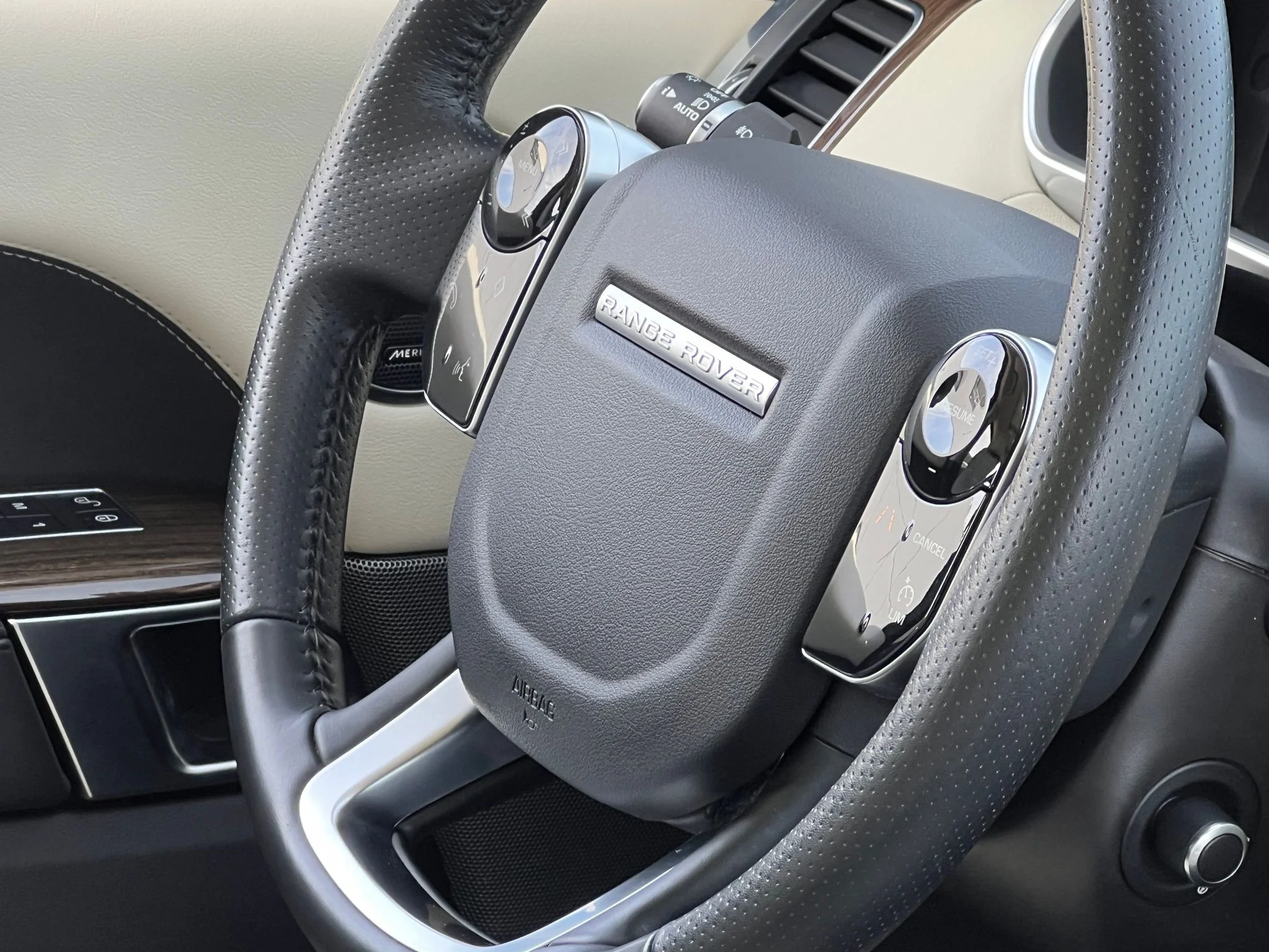 Used 2019 Blue Land Rover HSE image 23