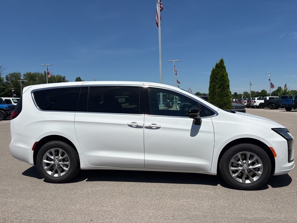 New 2027 Bright White Clear-Coat Exterior Paint Chrysler Select image 5