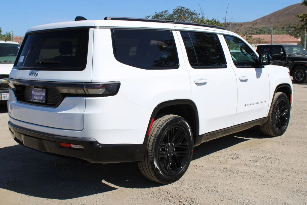 New 2026 Bright White Clear-Coat Exterior Paint Jeep Limited Reserve image 4
