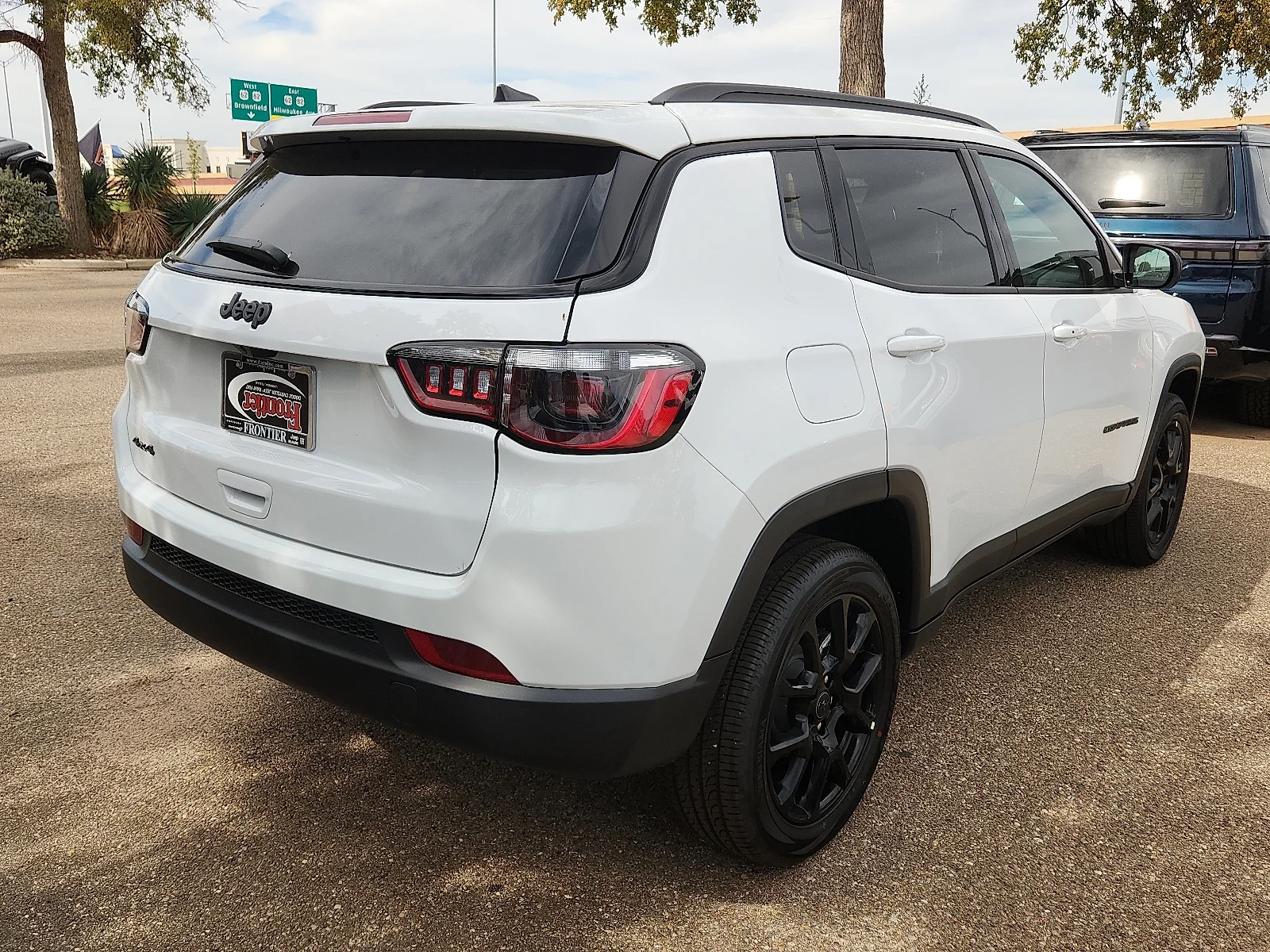 New 2027 Bright White Clear-Coat Paint Jeep LATITUDE ALTITUDE 4X4 image 4