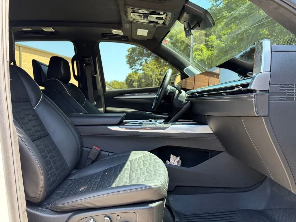 Used 2025 White Cadillac V-Series image 18