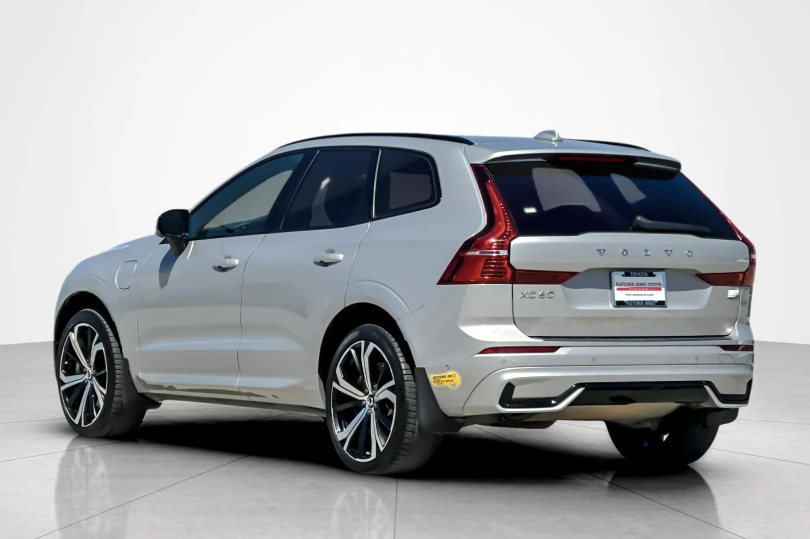 Used 2022 SILVER Volvo R-Design image 3