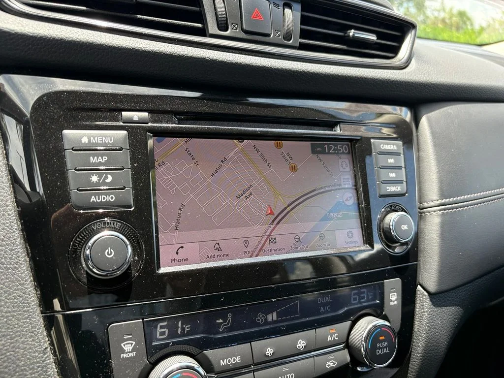Used 2018 Silver Nissan SL image 3