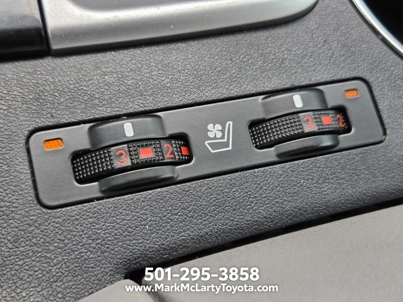 Used 2017 Blizzard Pearl TOYOTA LIMITED V6 FWD image 23