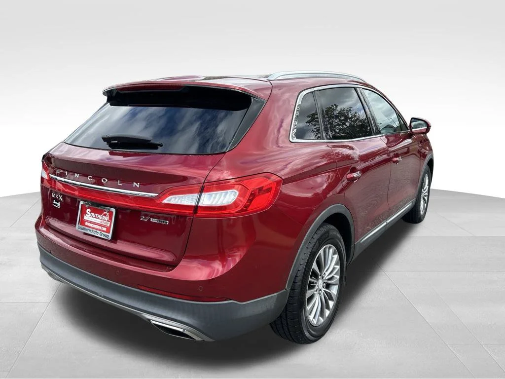 Used 2016 Red Lincoln Select image 5