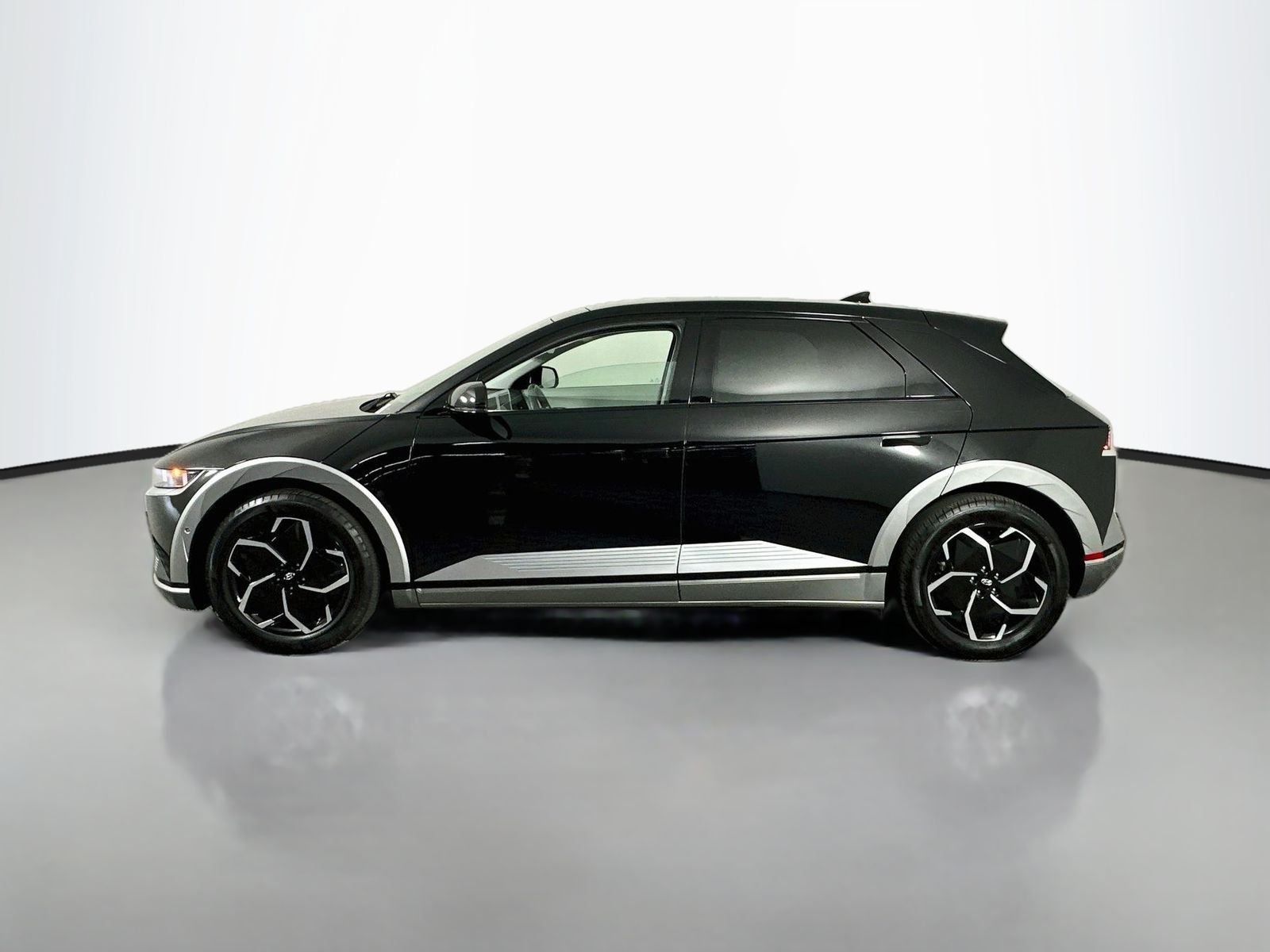 Used 2024 Abyss Black Hyundai Limited image 4