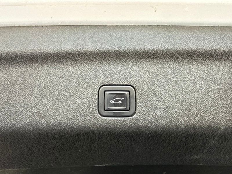 Used 2022 White GMC SLT image 13