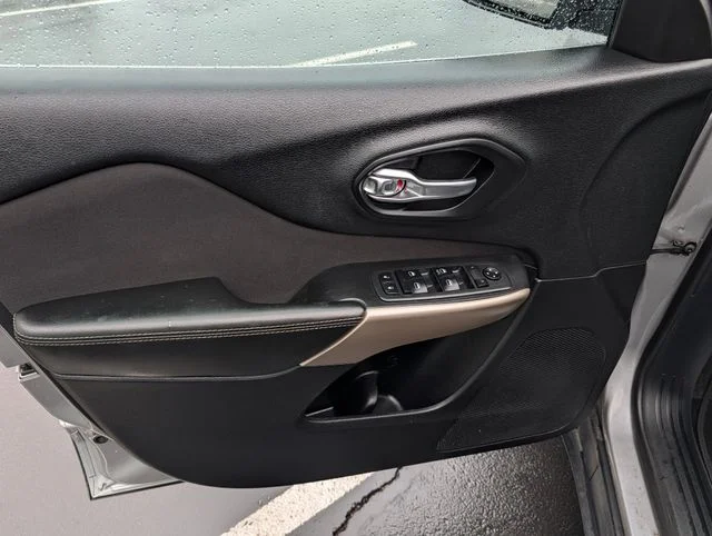 Used 2018 Silver Jeep Latitude image 11