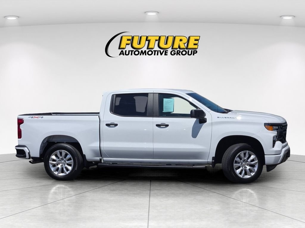 Used 2025 White Chevrolet Custom image 3