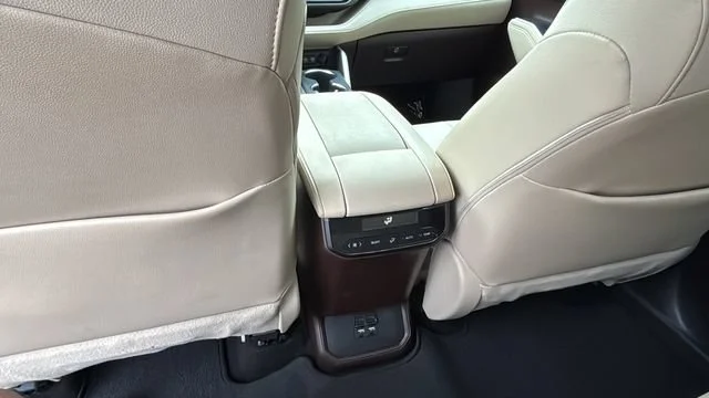 Used 2020  Toyota XLE image 21