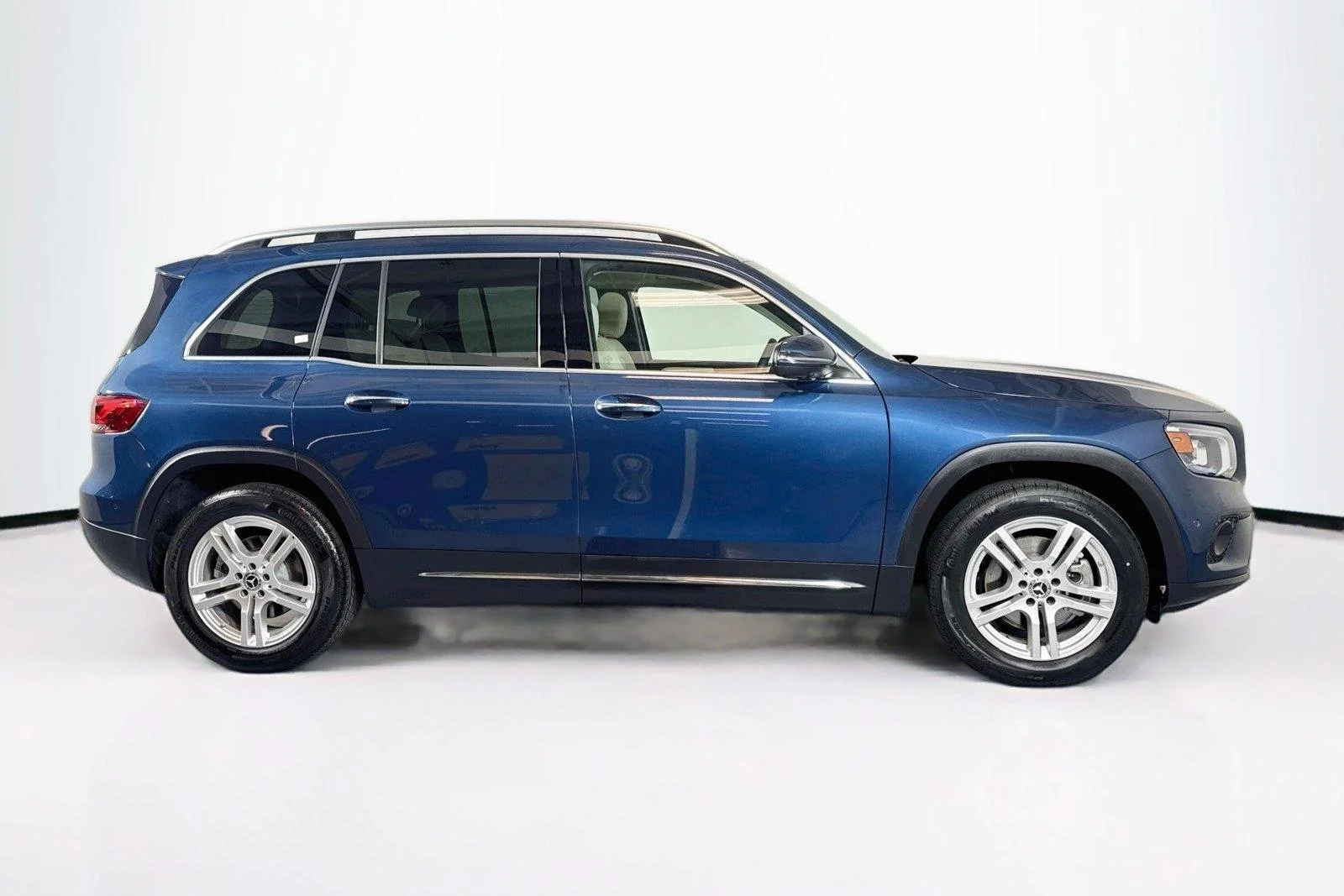 Used 2022 Denim Blue Metallic Mercedes-Benz GLB 250 image 4