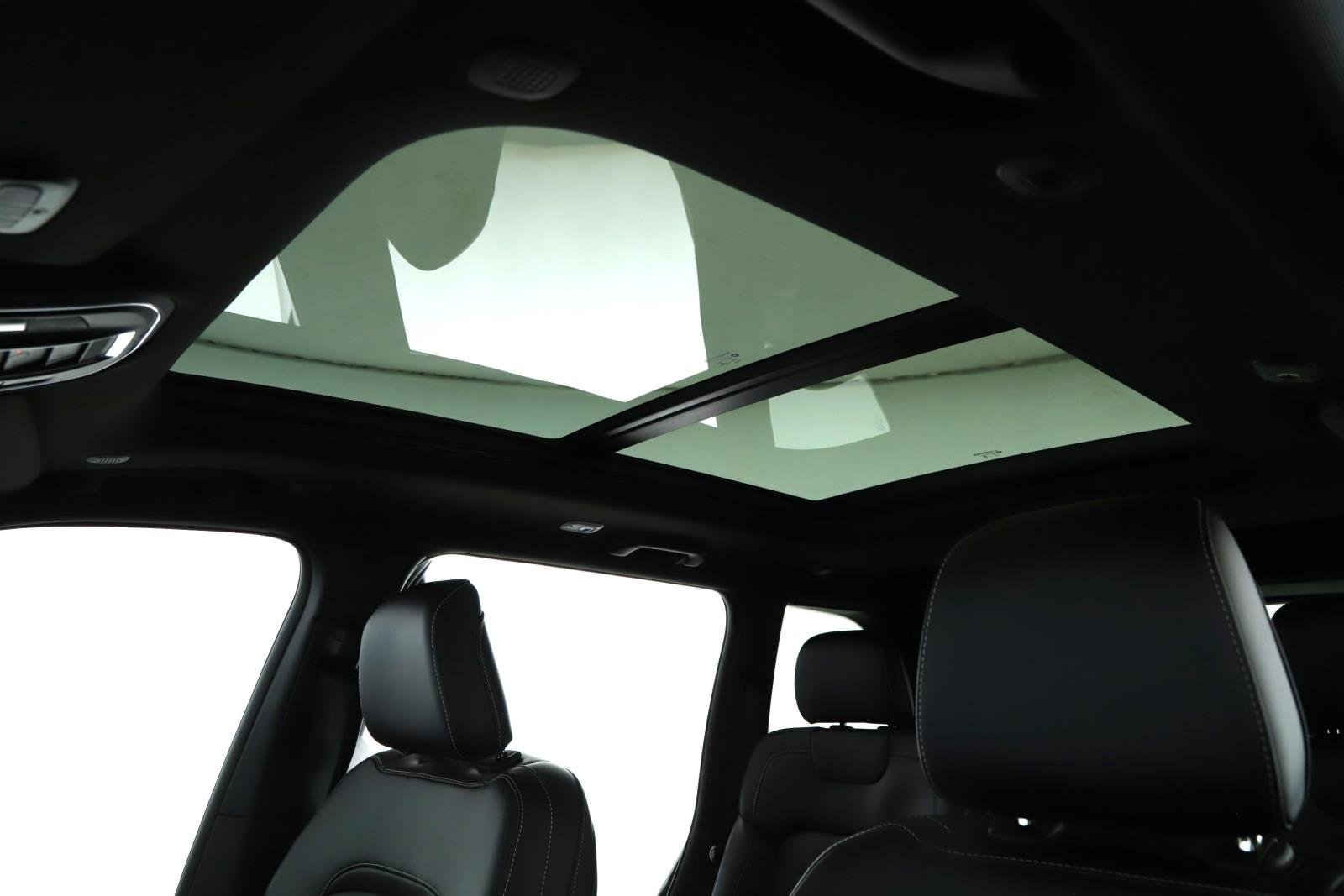 New 2026 Diamond Black Crystal Pearl-Coat Exterior Paint Jeep Limited image 13