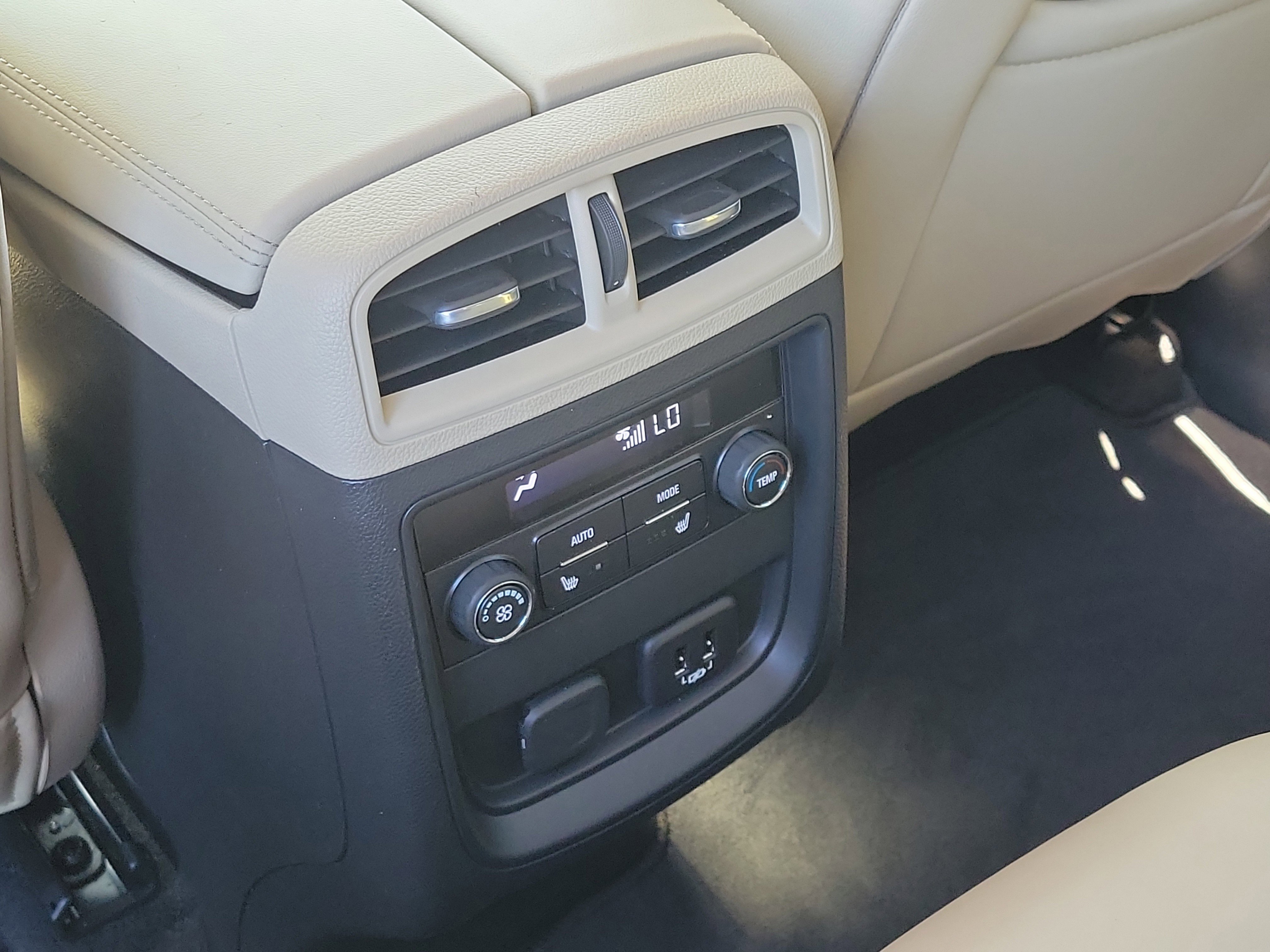 Used 2019 Summit White Buick Essence image 14