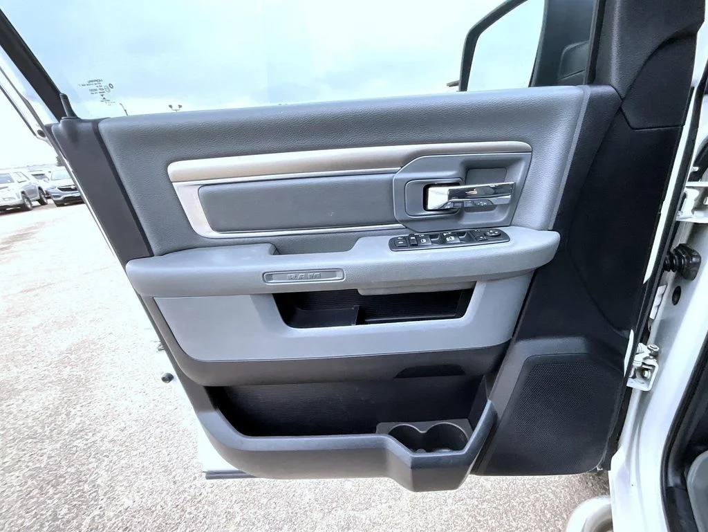 Used 2017 White Ram SLT image 9
