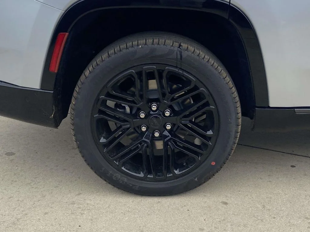 New 2026 Silver-Zynith Exterior Paint Jeep Limited Reserve image 8