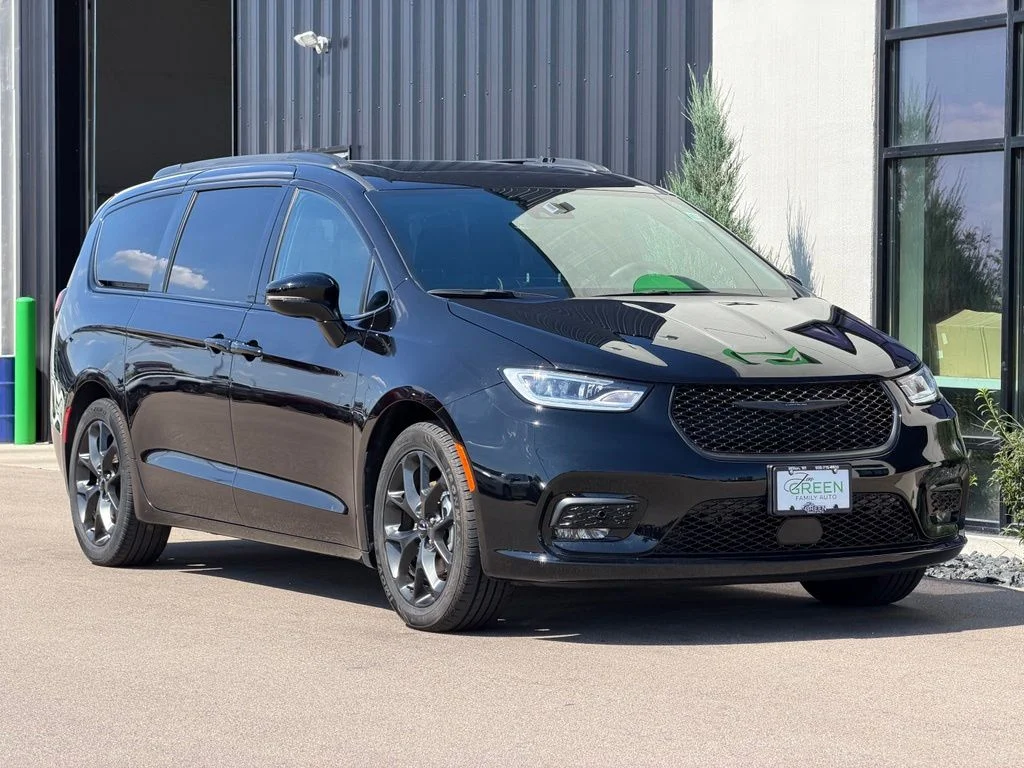 Used 2025 Black Chrysler Limited image 4