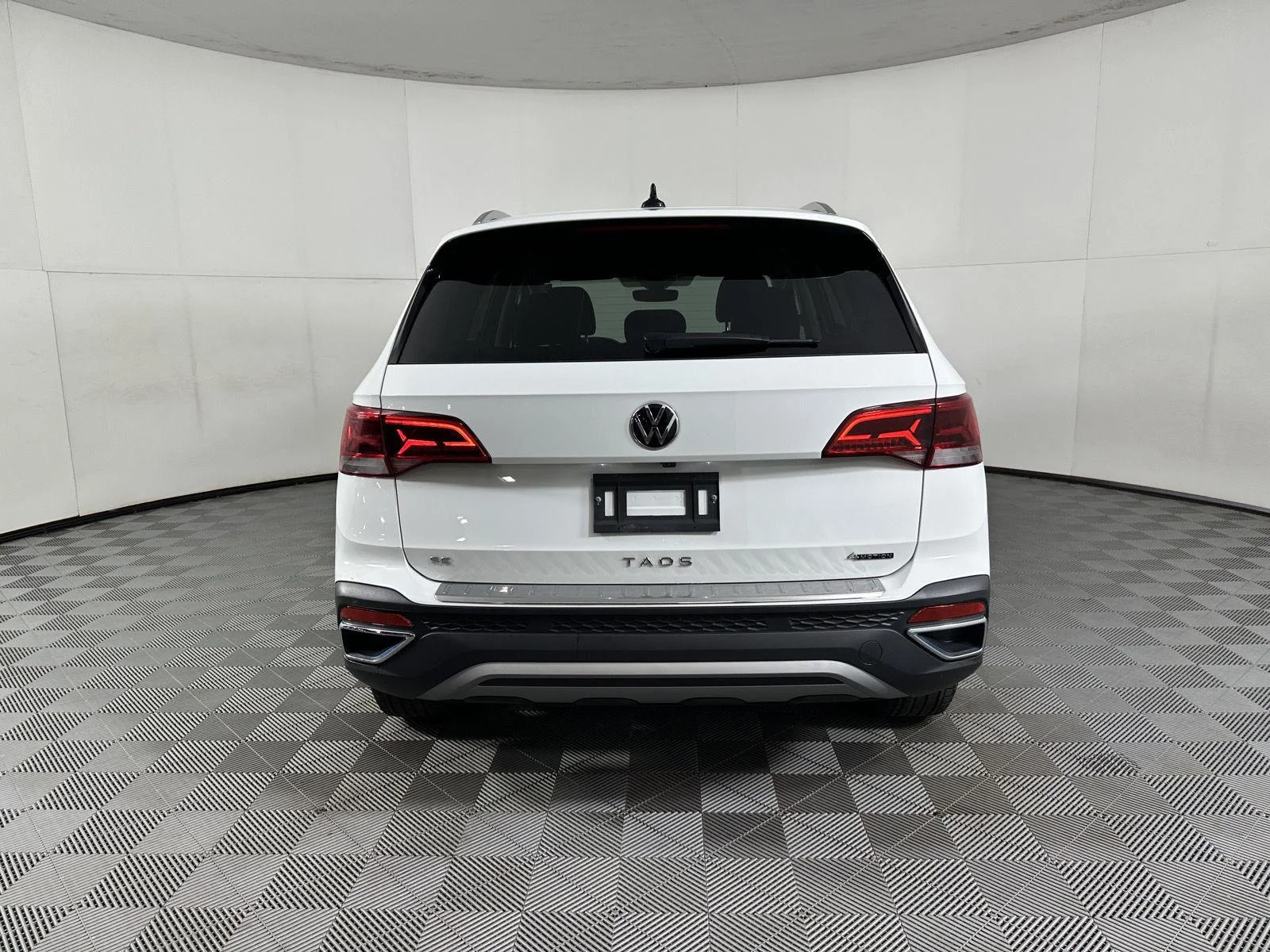 Used 2023 Pure White Volkswagen SE image 7