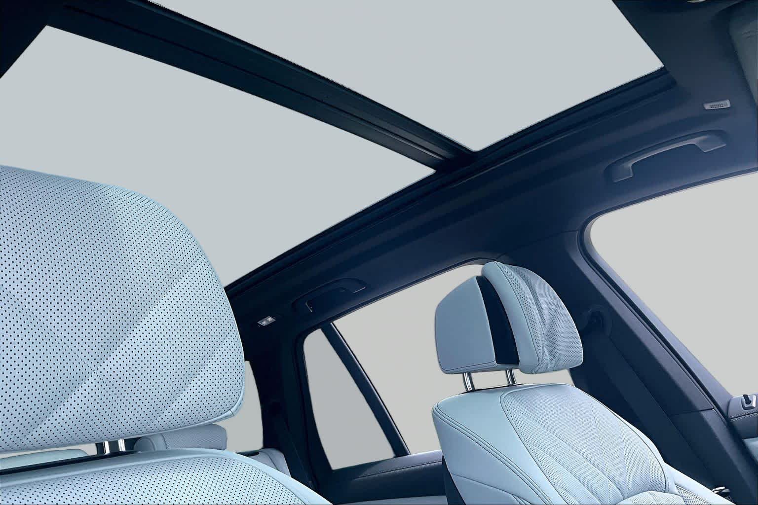 Used 2025 Alpine White BMW xDrive40i image 13