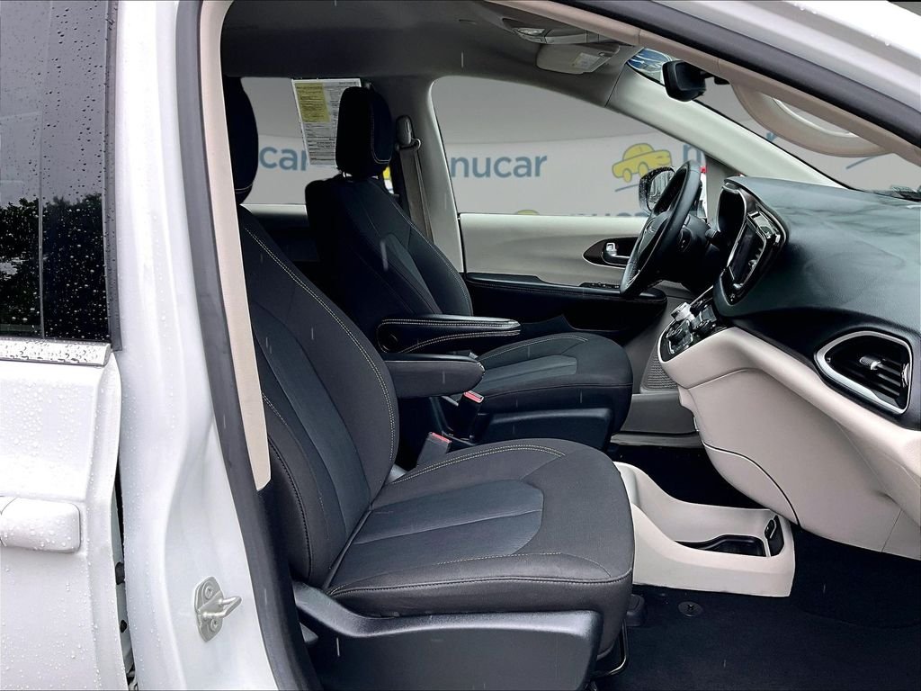 Used 2023 White Chrysler LX image 11