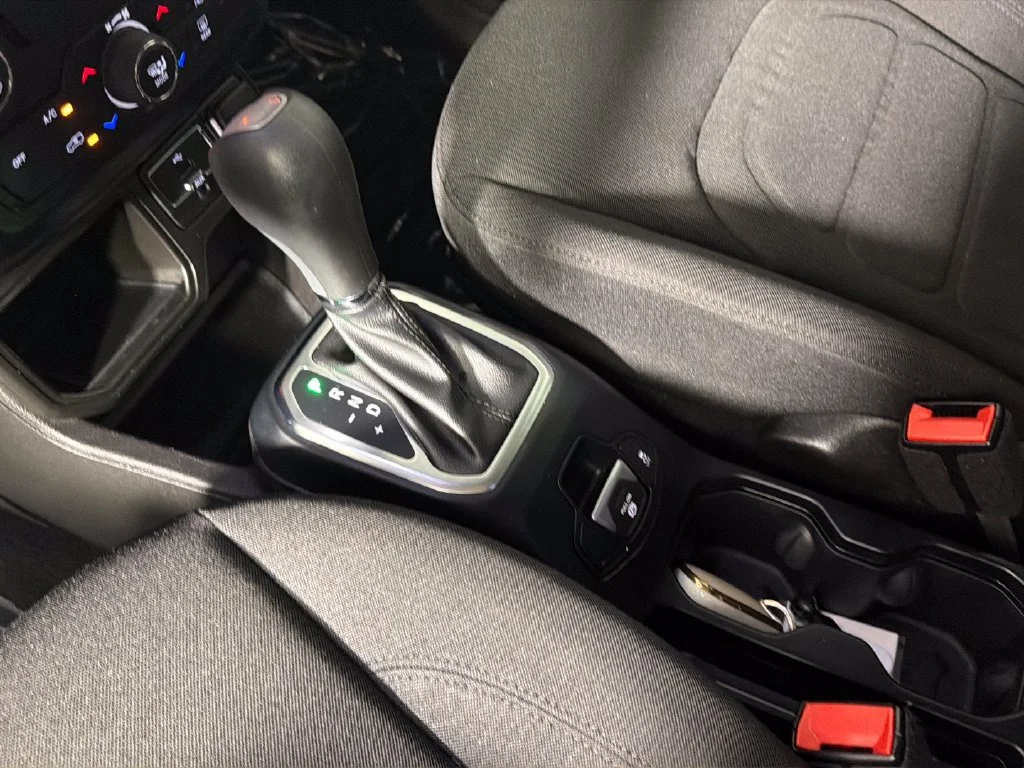 Used 2021  Jeep Latitude image 25
