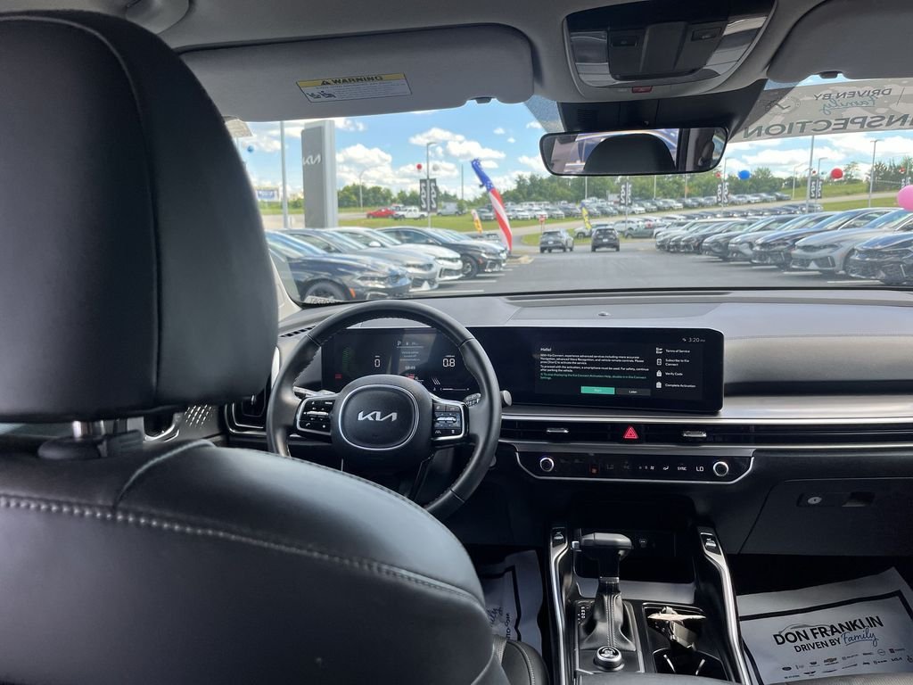 Used 2025 White Kia S image 15