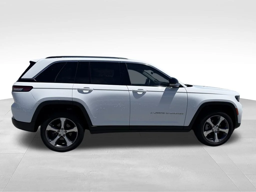 Used 2023 White/off-white Jeep Limited image 26