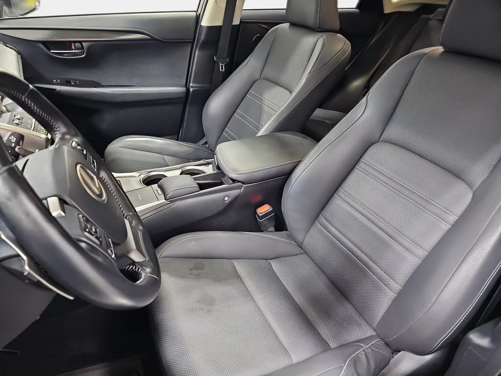 Used 2019 White Lexus 300h image 17