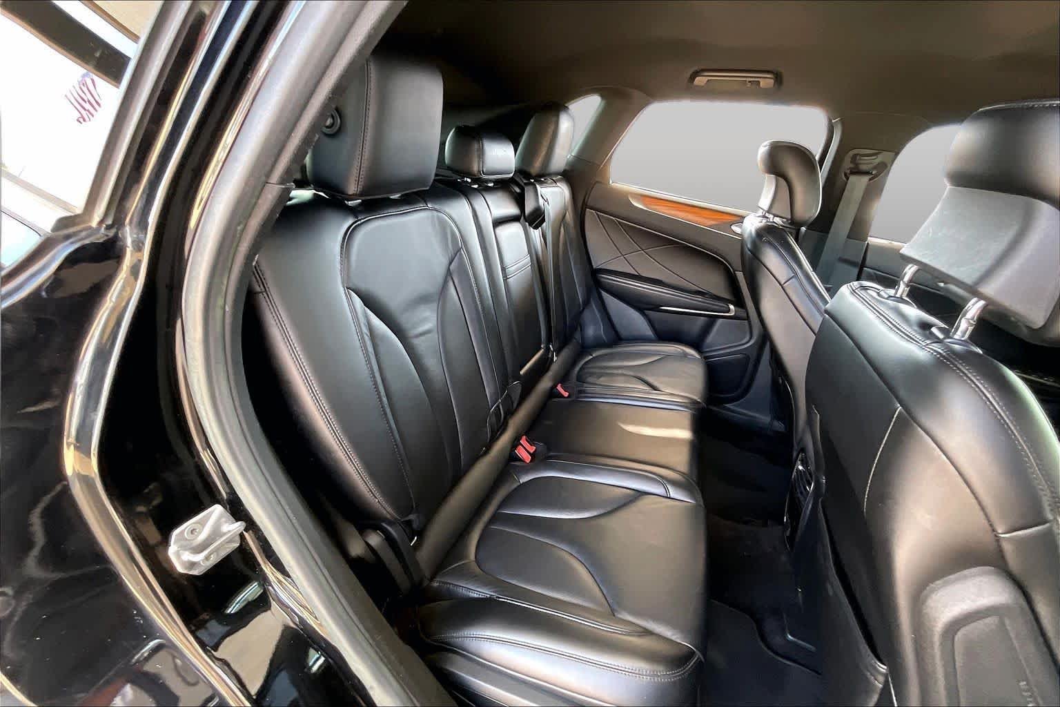 Used 2017 Black Velvet Lincoln Select image 18