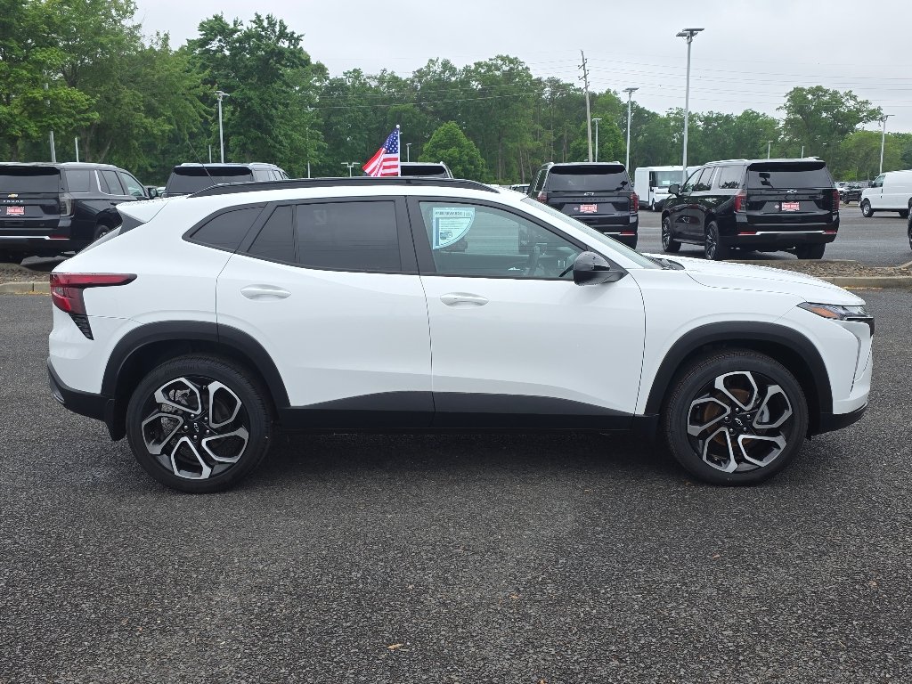 Used 2025 Summit White Chevrolet 2RS image 18
