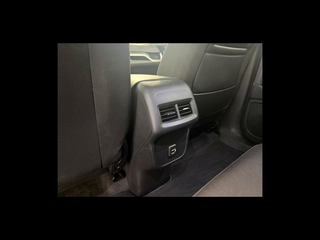 Used 2022 White GMC SLE image 25