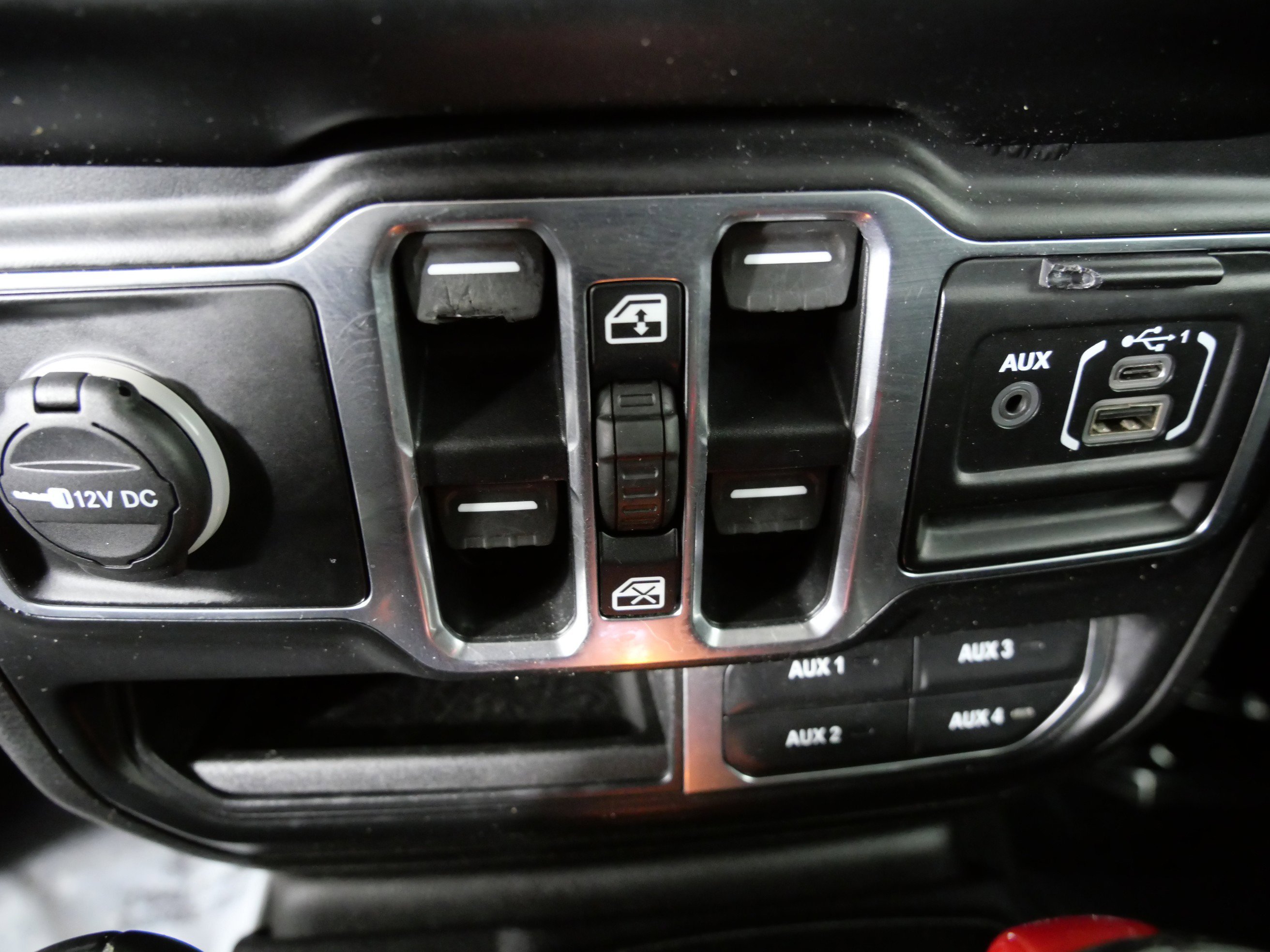 Used 2020 Black Clearcoat Jeep Sahara Altitude image 32