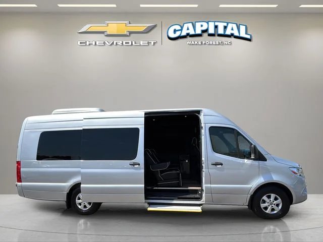 Used 2021  Mercedes-Benz Cargo 170 WB image 11