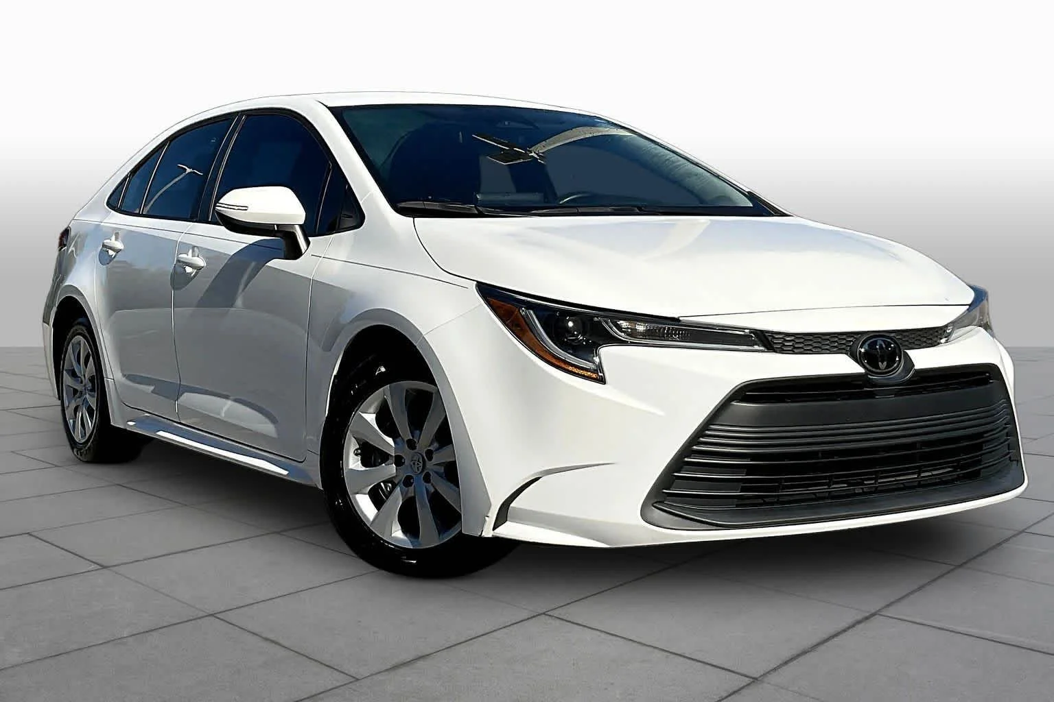 Used 2023 Ice Cap Toyota LE image 3