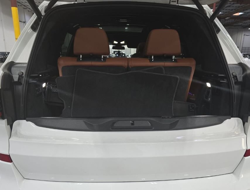 Used 2023 White BMW M60i image 8