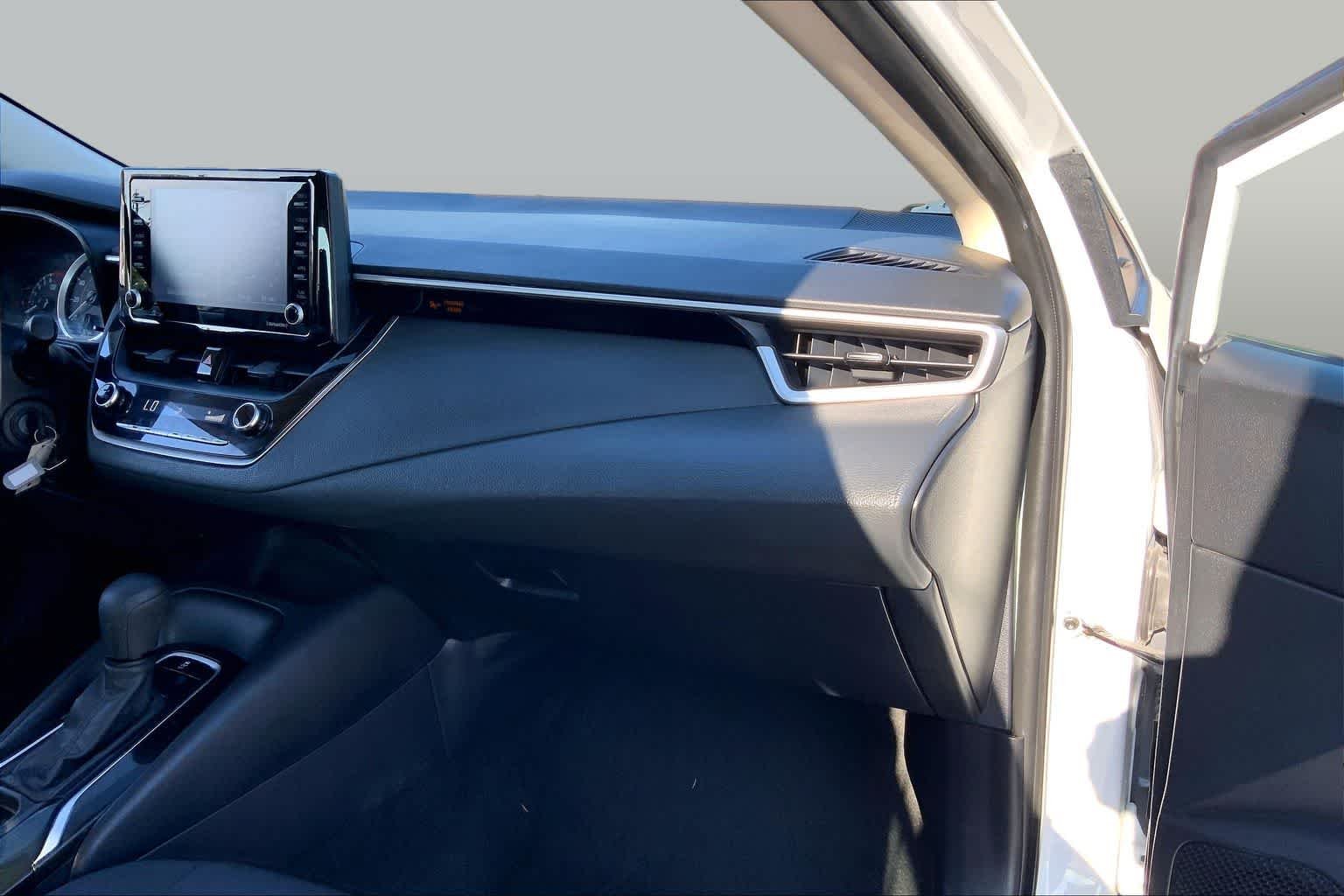 Used 2022 White Toyota LE image 18