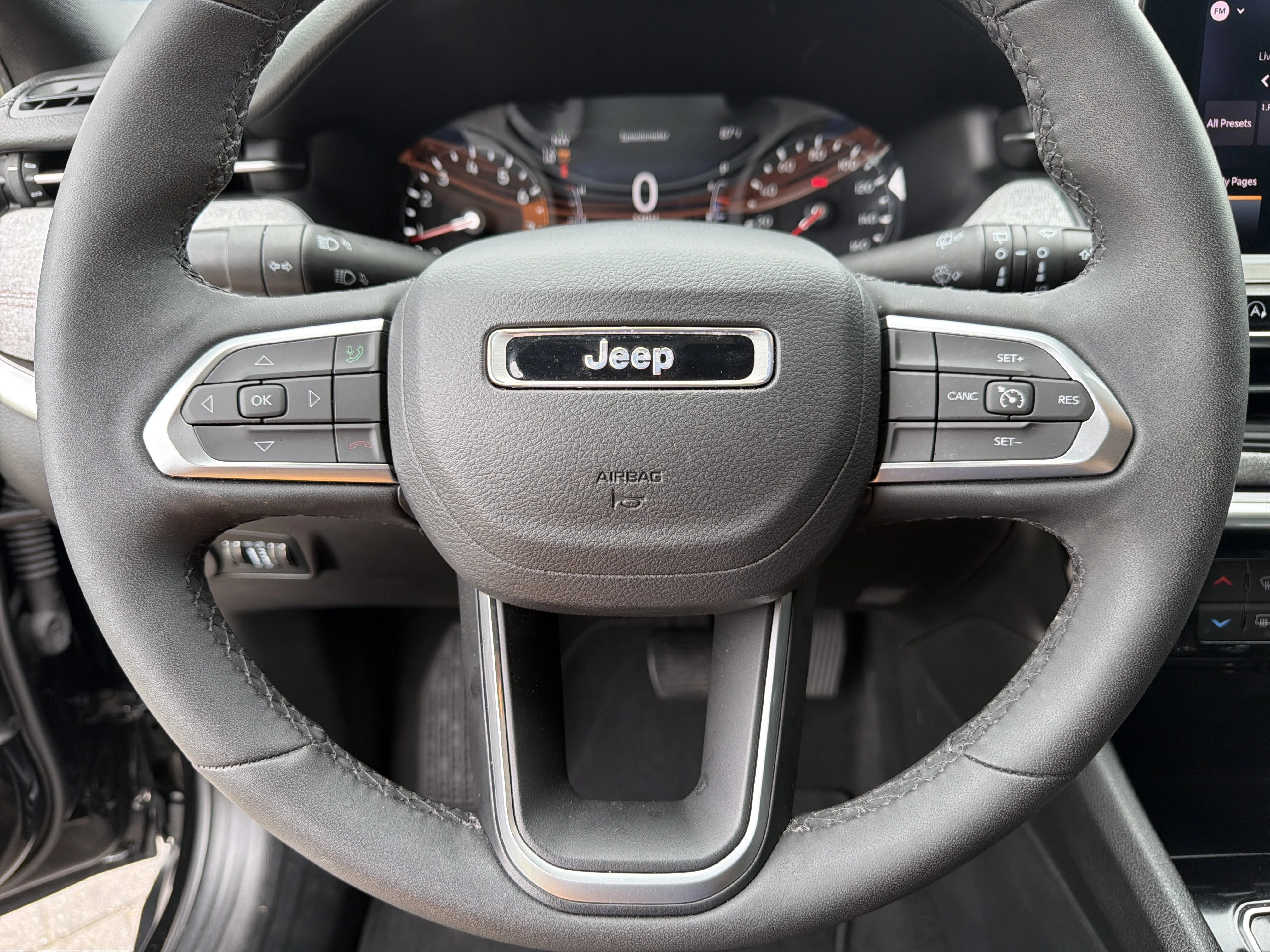 Used 2024 Diamond Black Crystal Pearlcoat Jeep Latitude Lux image 26