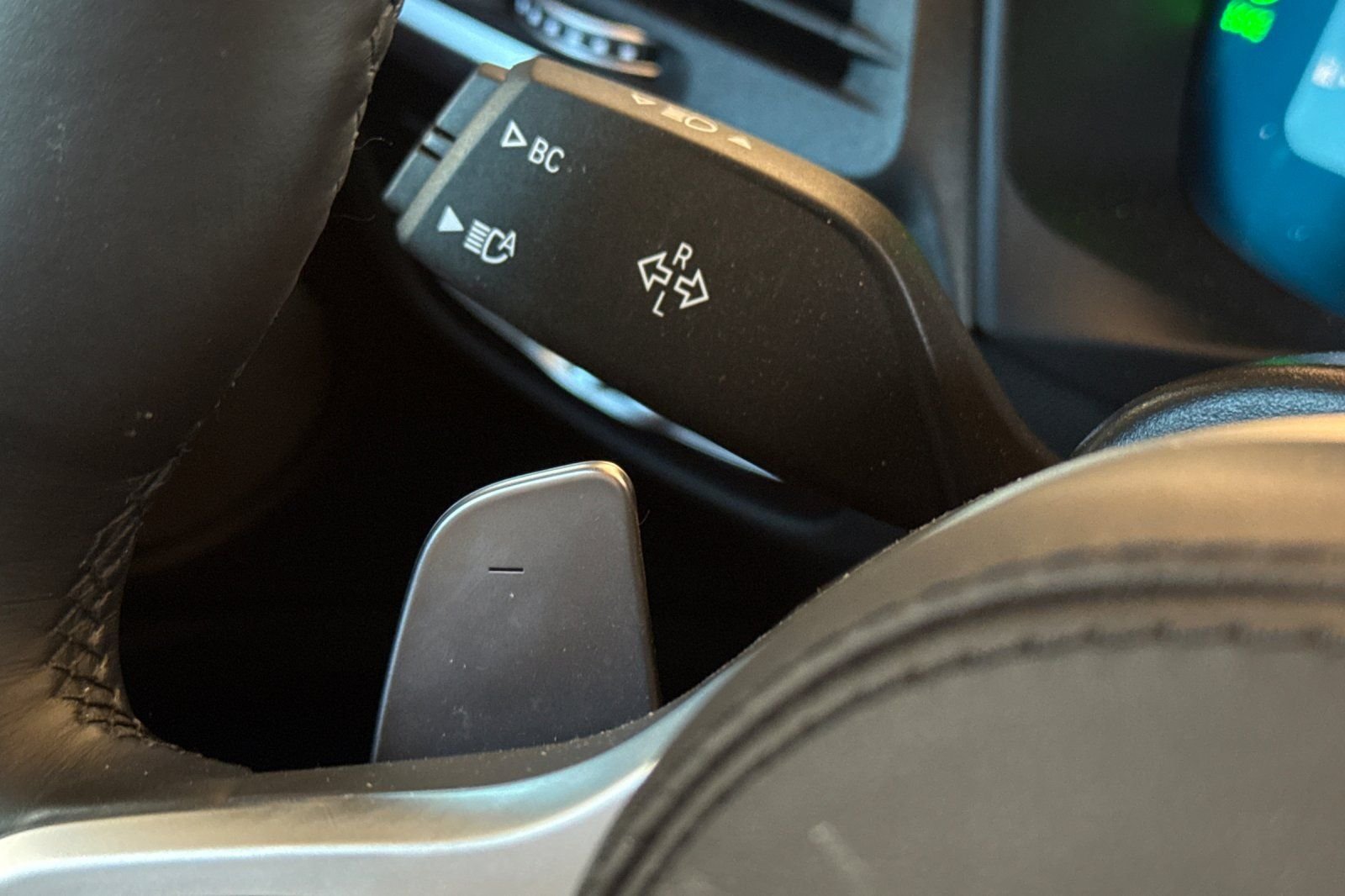 Used 2025 White BMW xDrive30i image 34