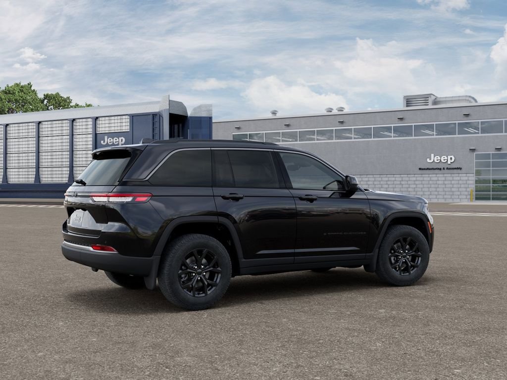 New 2026 Diamond Black Crystal Pearl-Coat Exterior Paint Jeep Altitude image 4